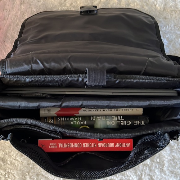 Targus CityGear Messenger Bag Black/Gray/White NWOT - Picture 6 of 6